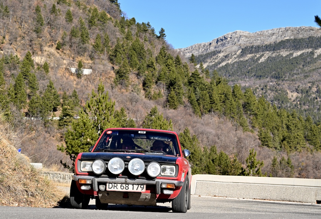 Lars Hindsgaul fra Assens og Arne Pagh fra Middelfart har kørt deres Fiat 128 Coupé fra 1972 frem fra nr. 34 til nr. 31 i Rallye Monte-Carlo Historique.
(Foto: Per Vilslev)